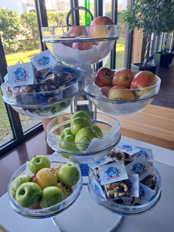 Etagere gefüllt mit bedruckten Äpfeln und kleinen Nusstüten