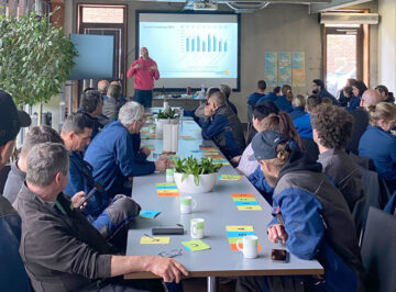 Mitarbeitende von Schulz & Sohn werden in der kantine gesStaff at Schulz & Sohn are being trained in the canteenchult