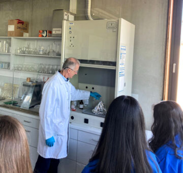 In the laboratory, the head of technical support demonstrates an experiment