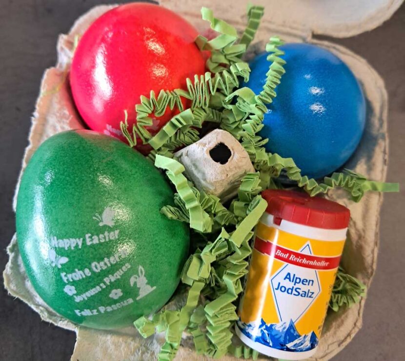 3 farbige Ostereier mit Salzstreuer