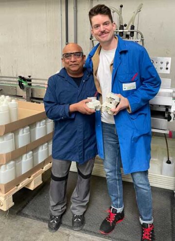 Personalleiter Fabian übergibt einem Mitarbeiter aus der Produktion ein Osternest