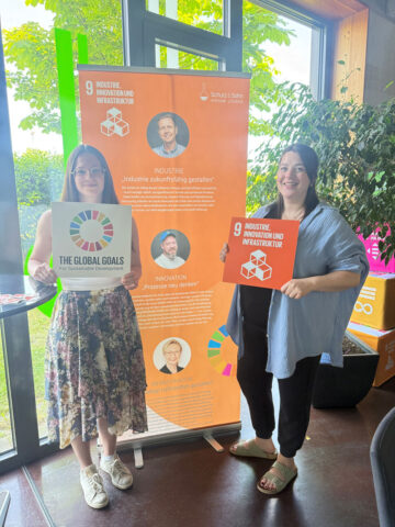 Viviane Saifert und Henriette Grunwald aus dem Team Nachhaltigkeitsmanagement im SDG-Lab in unserer Kantine zum Schwerpunkt SDG 9 „Industrie, Innovation und Infrastruktur“.