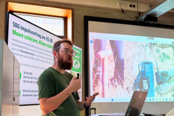 Alex from Mission to Marsh gives a presentation on the importance of bogs for climate protection as part of SDG 13 ‘Climate Action’