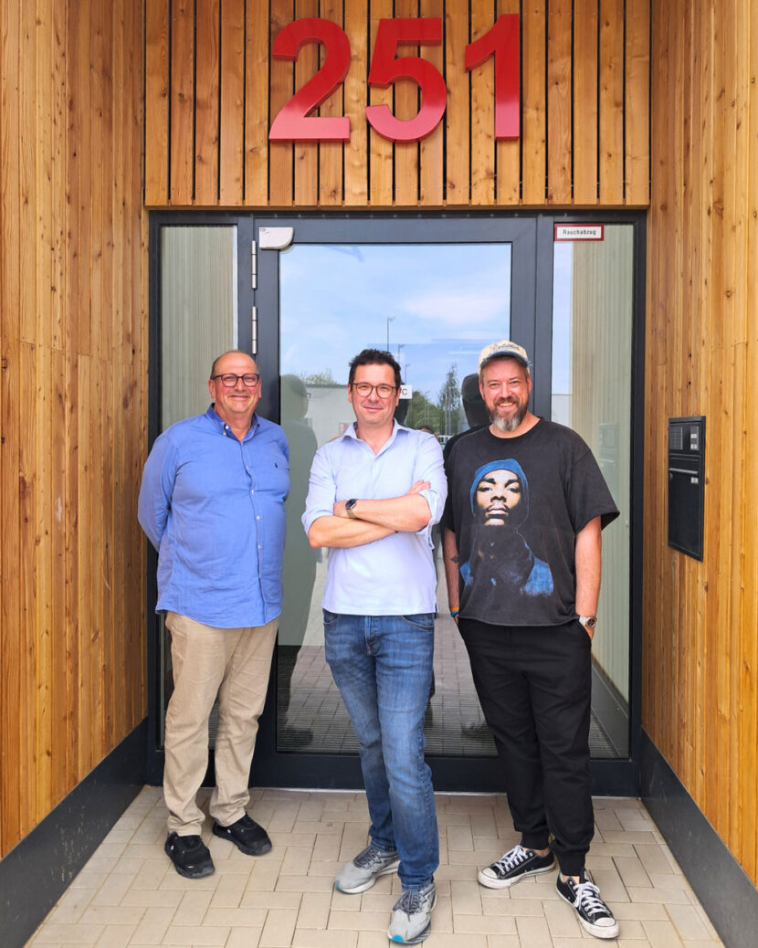 Klaus, Mark und Thorsten vor der neuen Halle 5 von Schulz & Sohn im SEGRO Gewerbepark zur offiziellen Inbetriebnahme.