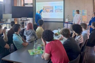 Dr Klaus Vitalis Schulz is presenting the work of Schulz & Sohn and its sustainable cleaning solutions to the advanced chemistry class.