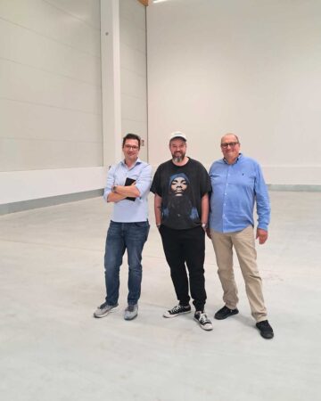 Klaus, Mark und Thorsten besichtigen die neue Halle von Schulz & Sohn und sprechen über die zukünftige Nutzung.