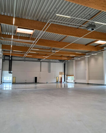 Blick in die neue Logistik und Lagerhalle von Schulz & Sohn mit großzügiger Lagerfläche vor dem Einzug.
