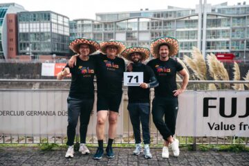 The 4 Amigos – Mark Sethe, Klaus Vitalis Schulz, Ahmed Laukili and Holger Nixdorf – are pictured wearing black team shirts and sombreros at the ‘Düsseldorf am Ruder’ charity regatta; Ahmed Laukili is holding start number 71.